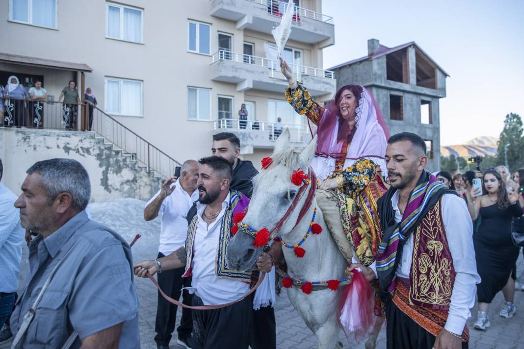 Almanya'dan gelin geldi: Tunceli düğününde tek tek hepsini yerine getirdi 5